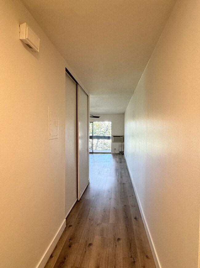 Building Photo - 1061 Park Ave
