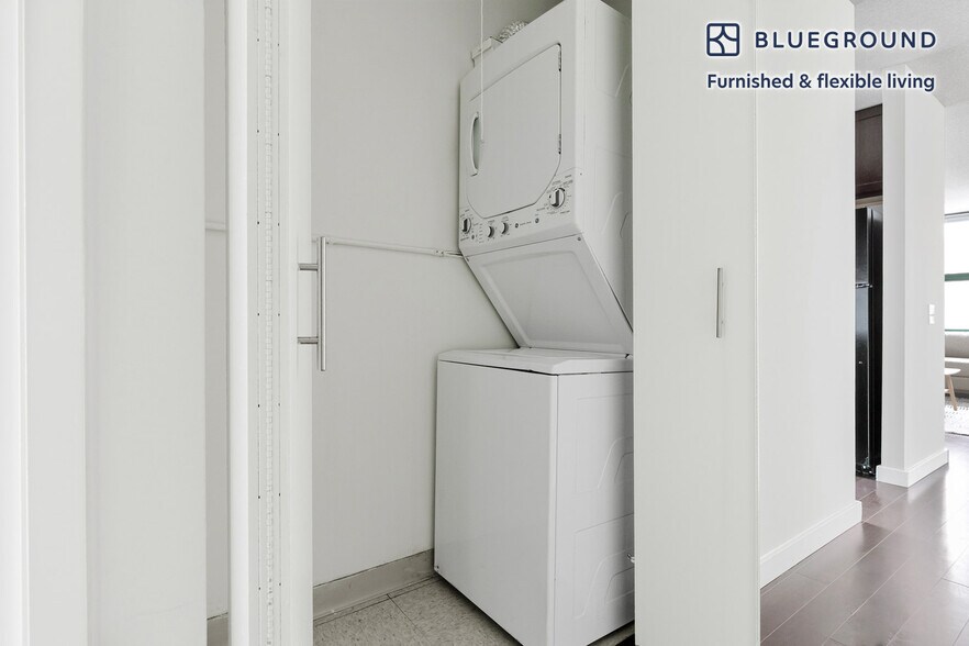 Building Photo - 77 W Huron St