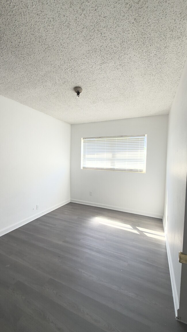 Building Photo - 231 N Collen Rd