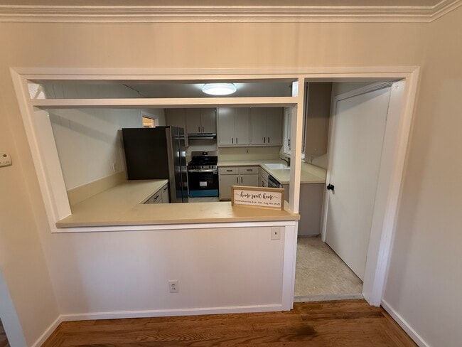 Building Photo - 701 Poinsettia Ave