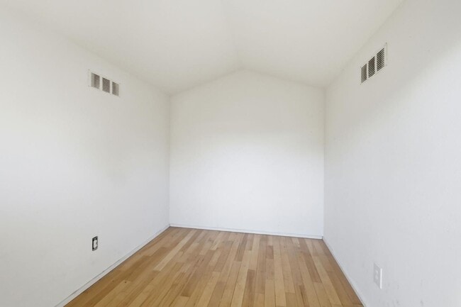 Building Photo - 954 Sunlite Dr