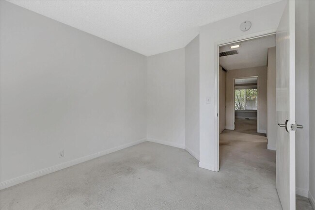 Building Photo - Great Location! Great Schools! Month to Mo...