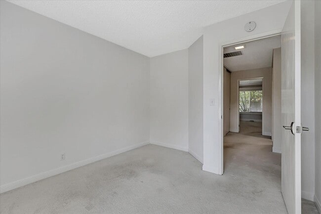 Building Photo - Great Location! Great Schools! Month to Month Only!