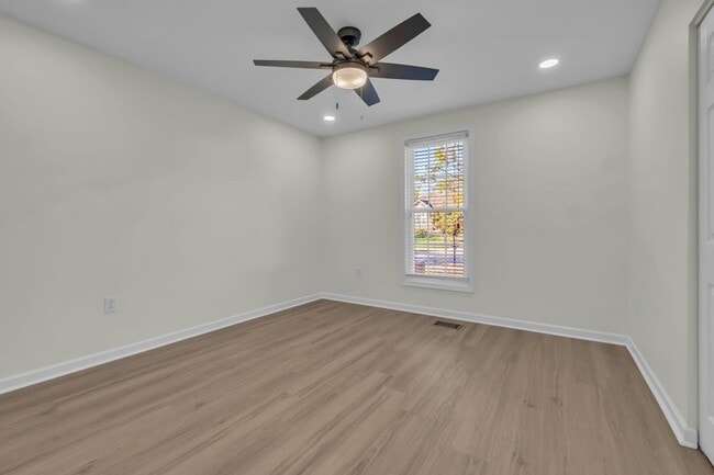 Building Photo - 129 Vintage Cir