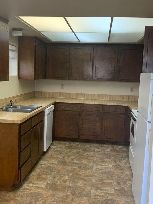 Building Photo - Available Now!  One level 2 Bedroom and 2 Bath Home