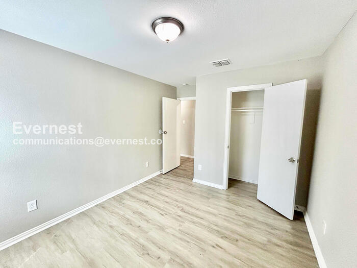 Building Photo - 130 Creek Cove Dr