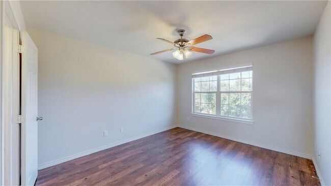Building Photo - 2487 Horse Shoe Dr