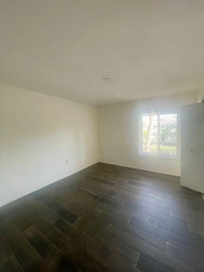 Building Photo - 600 Orange Dr