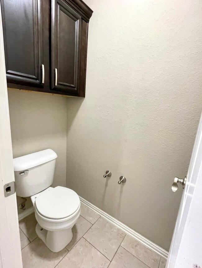 Building Photo - 4820 Lakeshore Dr