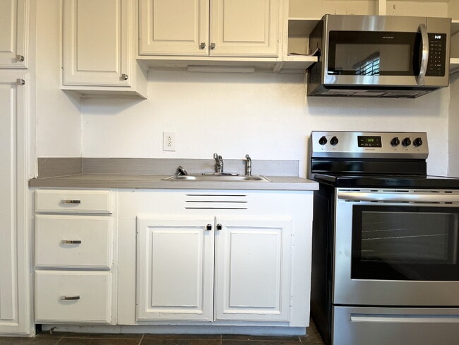 Building Photo - Convenient 1 Bedroom Apartment - Close to ...