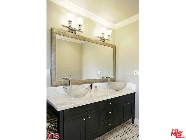 Building Photo - 2001 Coldwater Canyon Dr