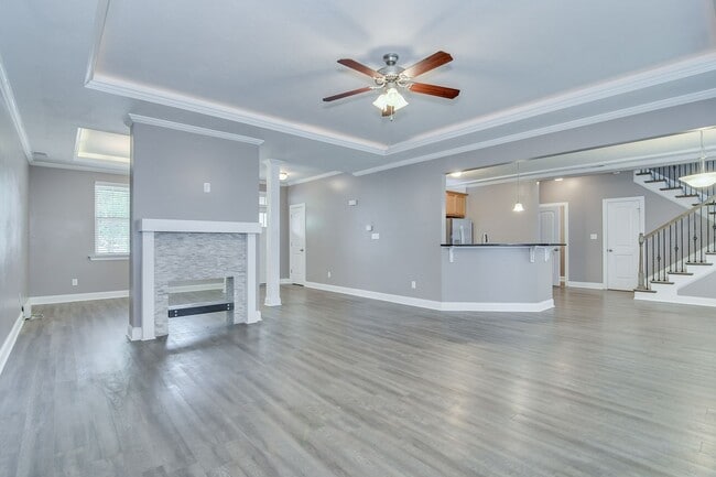 Building Photo - Updated 4 Bedroom 2.5 Bath