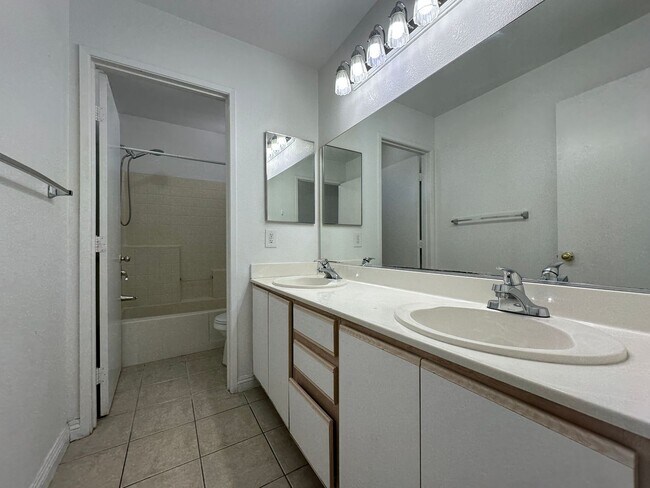 Building Photo - ARBOR GATE 2 AMD