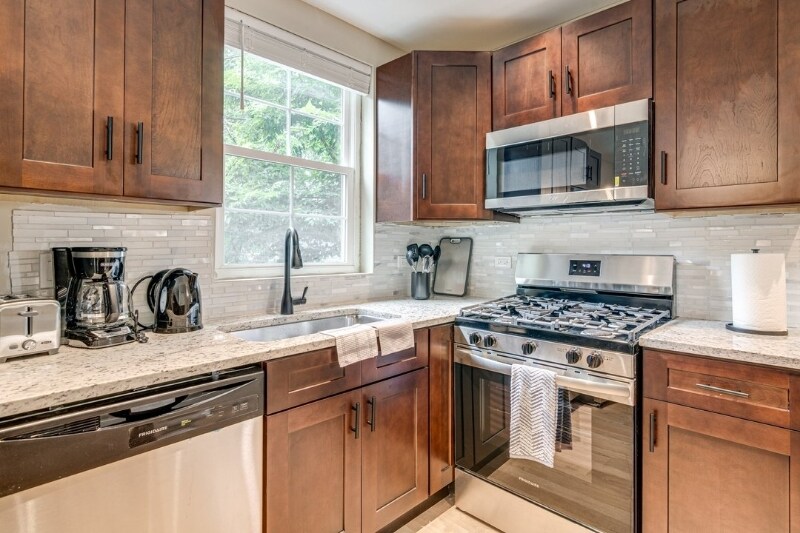 Building Photo - 1653 E 70th St