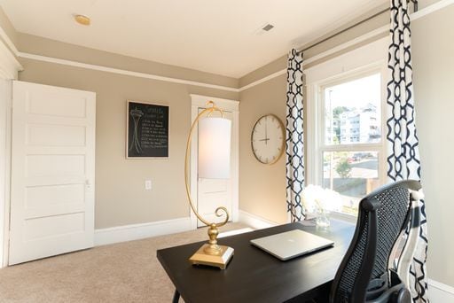 Building Photo - Bright 2 bedroom 1 bathroom Queen Anne Apartment with skyline views