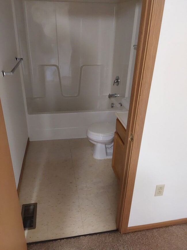 Building Photo - 2 BR 50% Glenn View