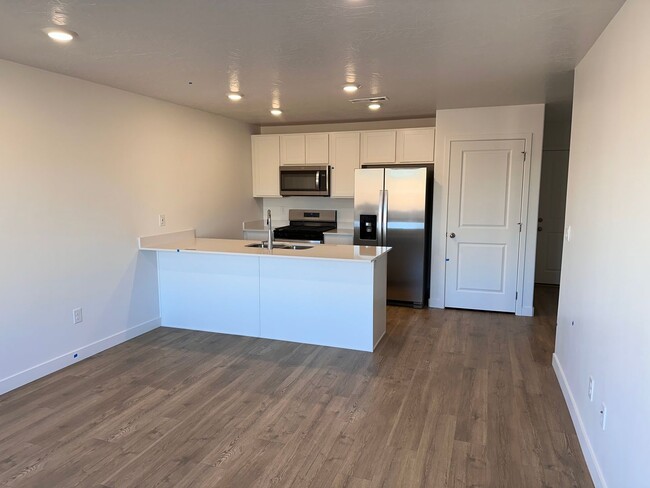 Building Photo - $300 OFF FIRST MONTHS RENT. Dog Friendly! ...