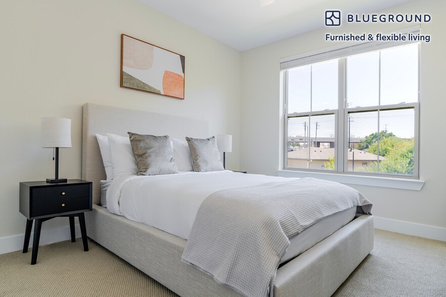 Building Photo - 1501 W Howard Ln