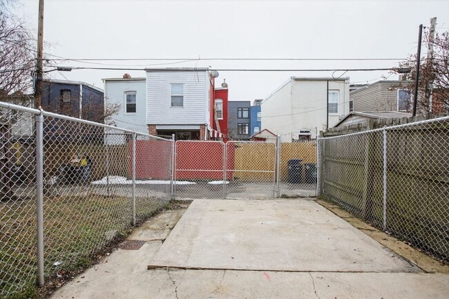 Building Photo - wonderful 3BR 1.5 Bath in the H st Corridor