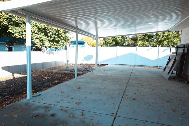 Building Photo - Gorgeous Family Home on Cul-de-Sac