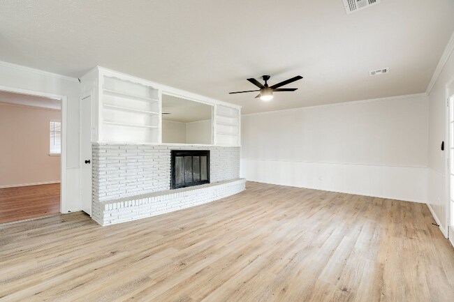 Building Photo - 324 NE 60th St