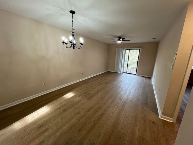 Building Photo - 2 bed 1 bath Available now!