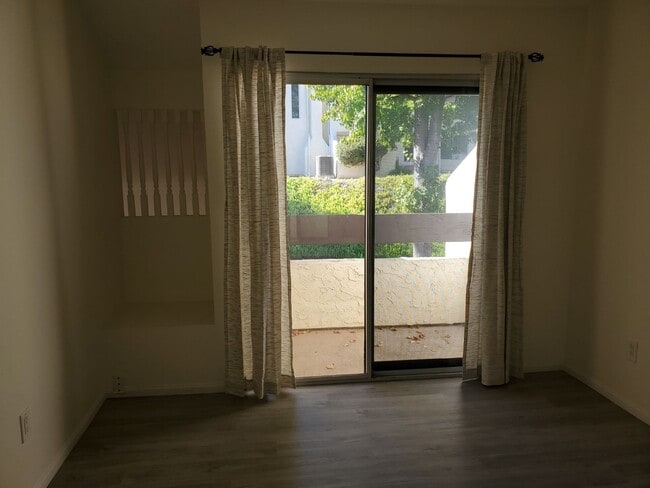 Building Photo - Fabulous Fletcher Hills remodeled townhome.