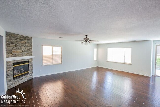 Building Photo - Stylish 5Bdm 4.5Ba Home in Las Vegas.