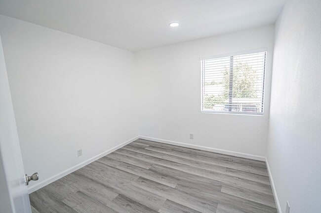 Building Photo - Remodeled 2 Bedroom Condo for Rent in Newhall!