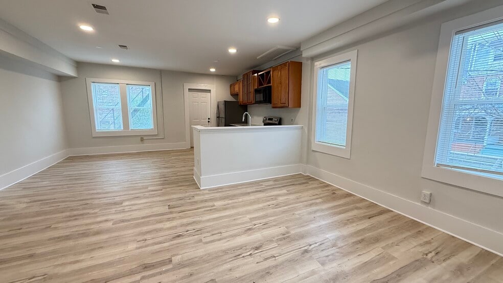 Large windows provide lots of natural lighting - 1024 W 8th St