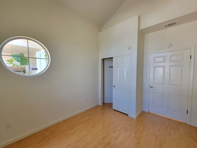 Building Photo - Lovely and Spacious 4-bedroom Beauty in De...