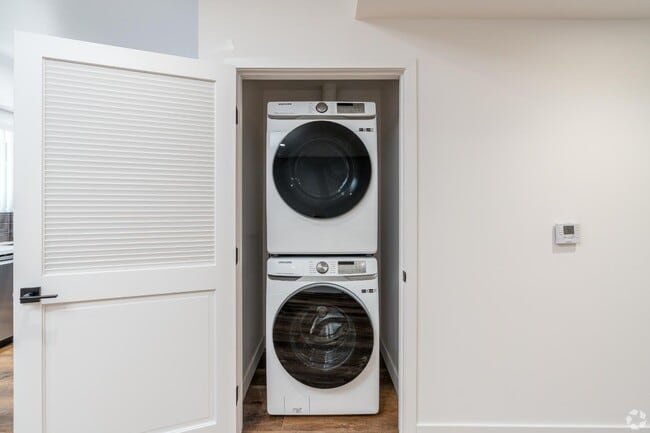 Building Photo - 8940 Reseda Blvd