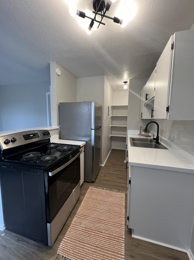 Kitchen - Greenway Apartments