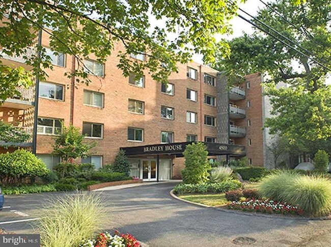 Building Photo - 4800 Chevy Chase Dr