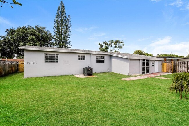 Building Photo - 7171 SW 10th Ct