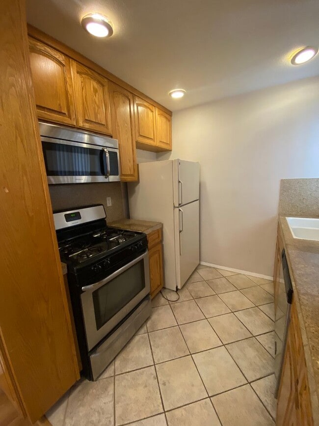 Building Photo - 2 BEDROOM DOWNSTAIRS END UNIT WITH PATIO