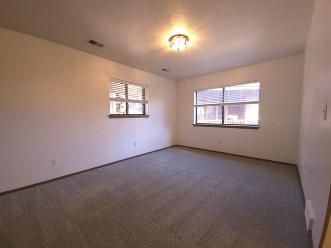 Building Photo - 525 Manhattan Dr