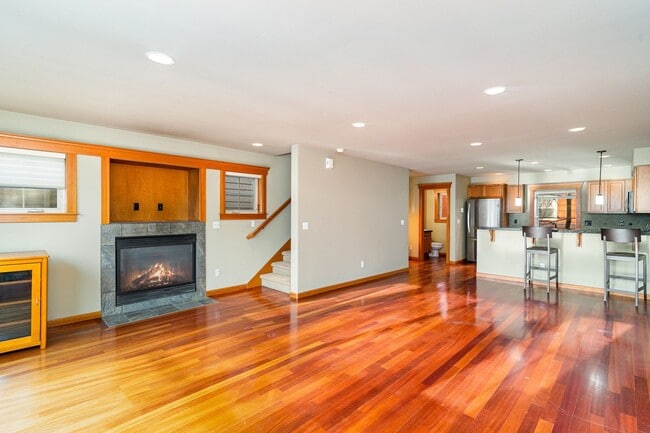 Building Photo - 3Bd/2.5Ba Seattle Townhome