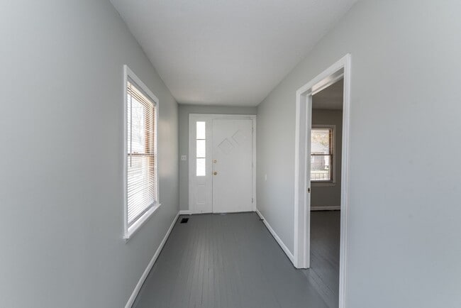 Building Photo - Updated 2 BD/ 2 BA home in Harrisburg avai...