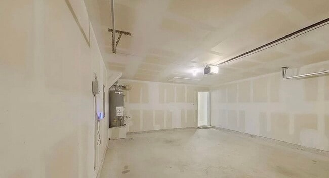 Building Photo - MOVE IN READY