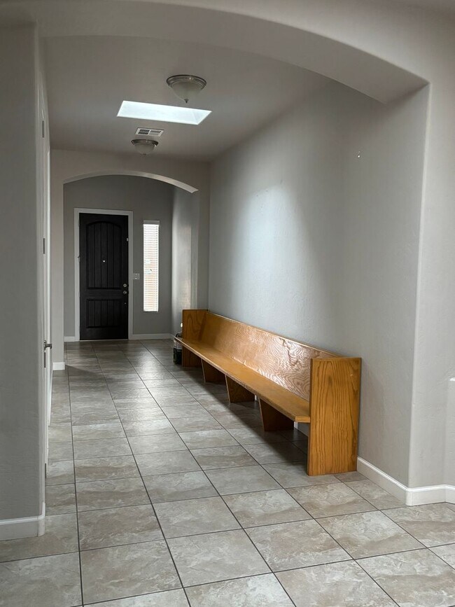 Building Photo - Charming 4 Bedroom 2.5 bath house in a Gat...