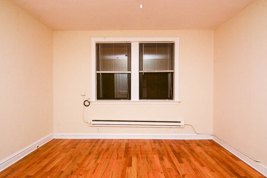 Building Photo - 544 W Wellington Ave