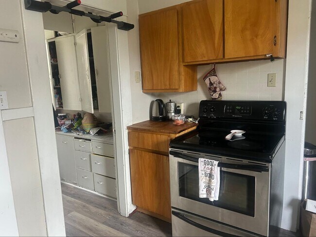 Building Photo - PRELEASE: Spacious 5+ bdrm/2 bath in York Neighborhood