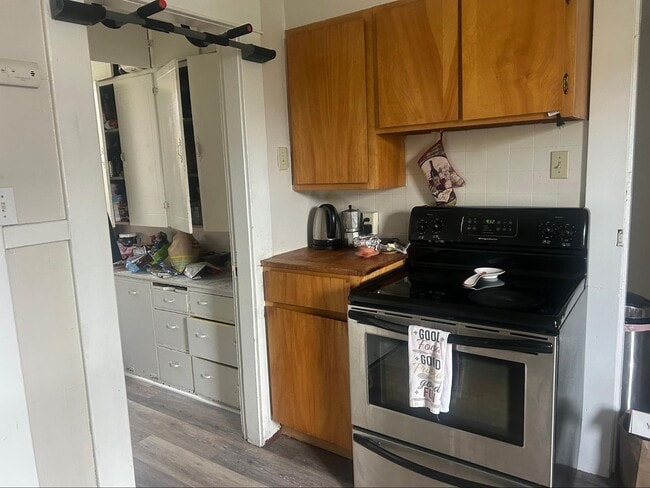 Building Photo - SUMMER SPECIAL on a Spacious 5+ bdrm/2 bath in York Neighborhood