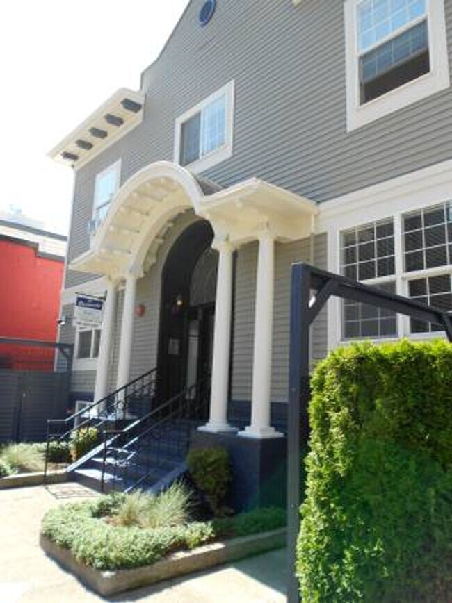 Building Photo - Recherche Apartments