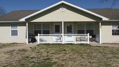 Building Photo - 502 Apple St