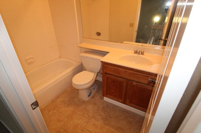 Building Photo - Townhouse 2 bedrooms, 2 1/2 baths, 2 car g...