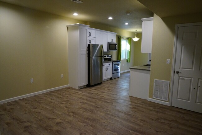 White Shaker Cab with White Tile Backsplash - 6043 S Little River Way