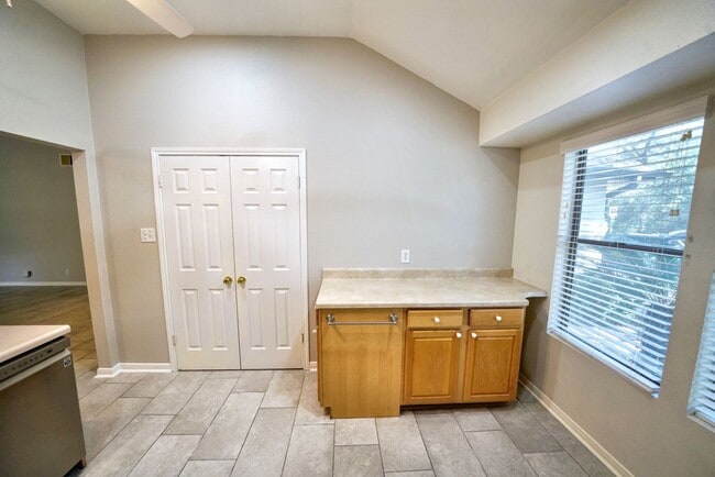 Building Photo - Beautiful Home in the desirable Shavano Ga...