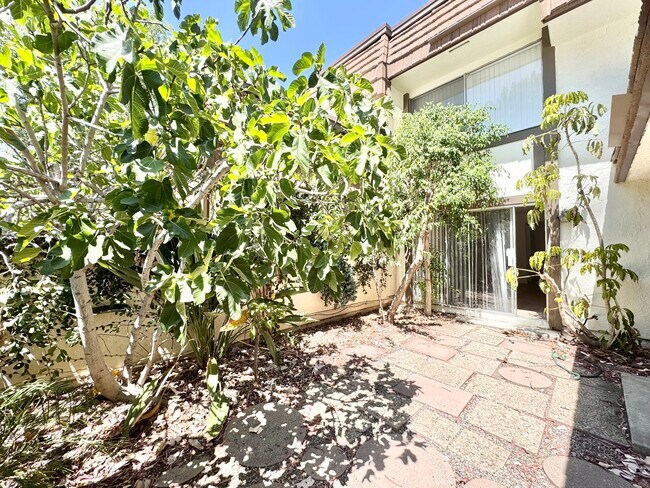 Building Photo - 10464 Larwin Ave